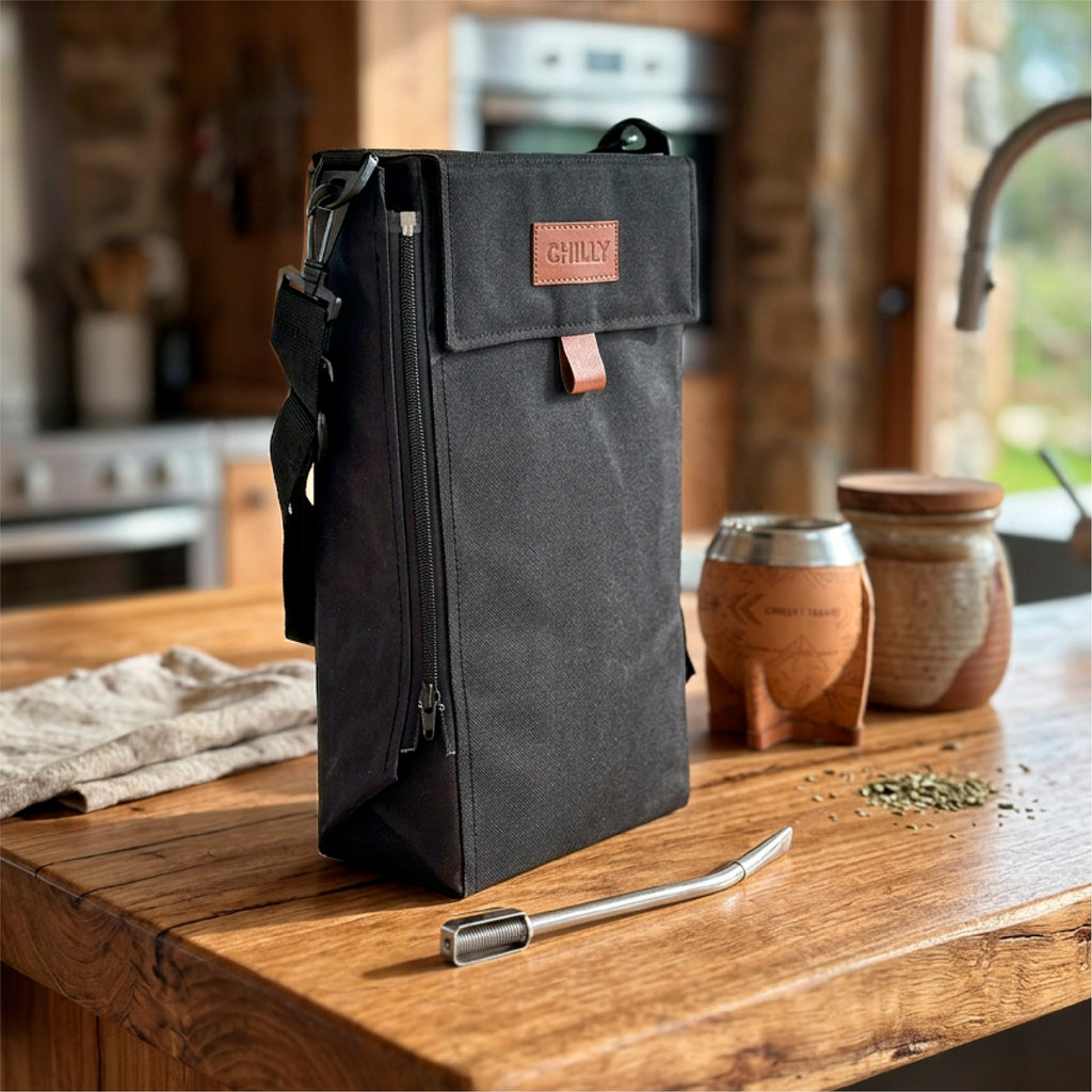 Bolso matero negro Chilly en cocina con mate de cuero y bombilla