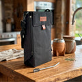 Bolso matero negro Chilly en cocina con mate de cuero y bombilla
