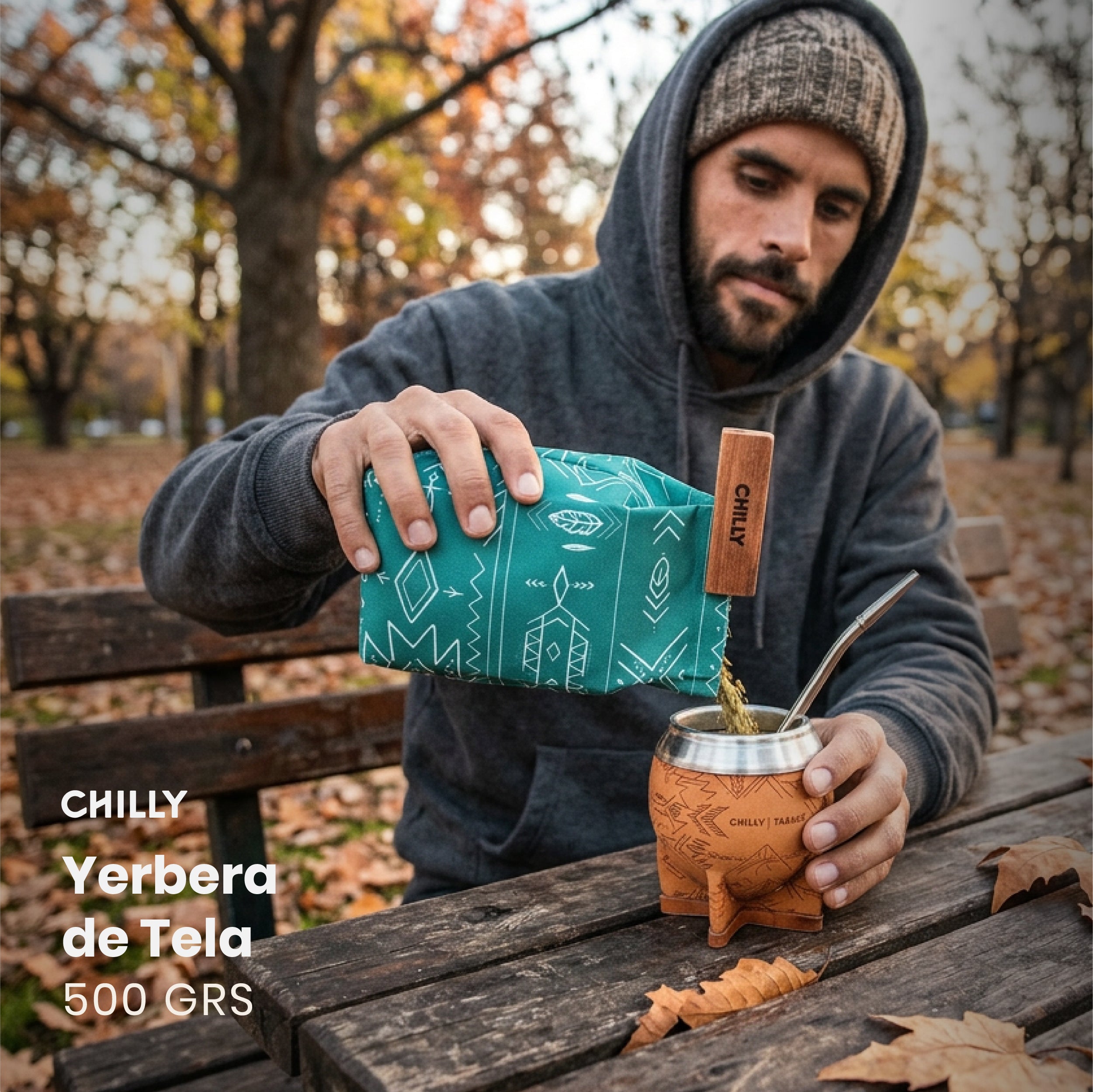 Hombre cebando mate con yerbera de tela Chilly al aire libre