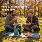 Amigos compartiendo mate con yerbera Chilly en un picnic al aire libre