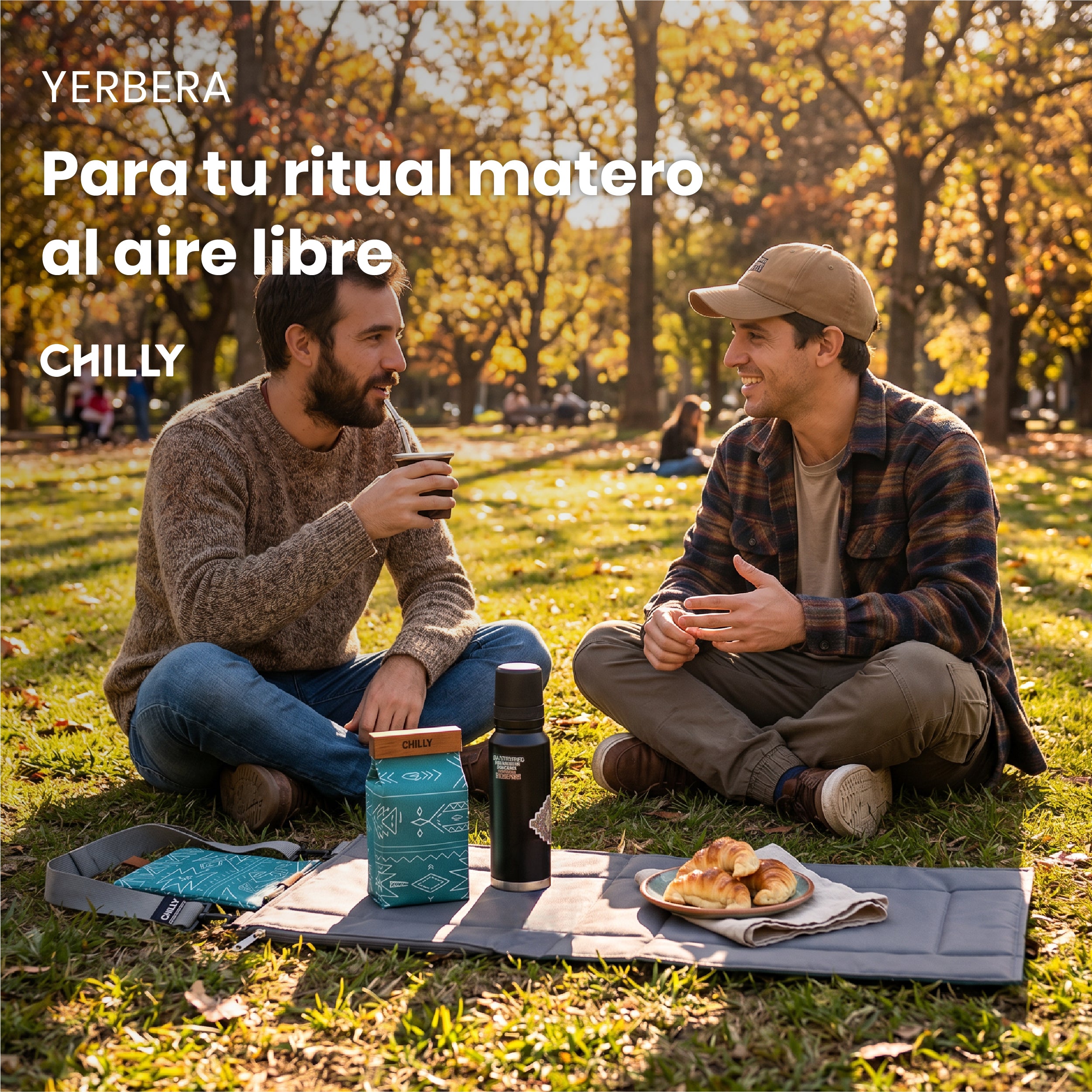 Amigos compartiendo mate con yerbera Chilly en un picnic al aire libre