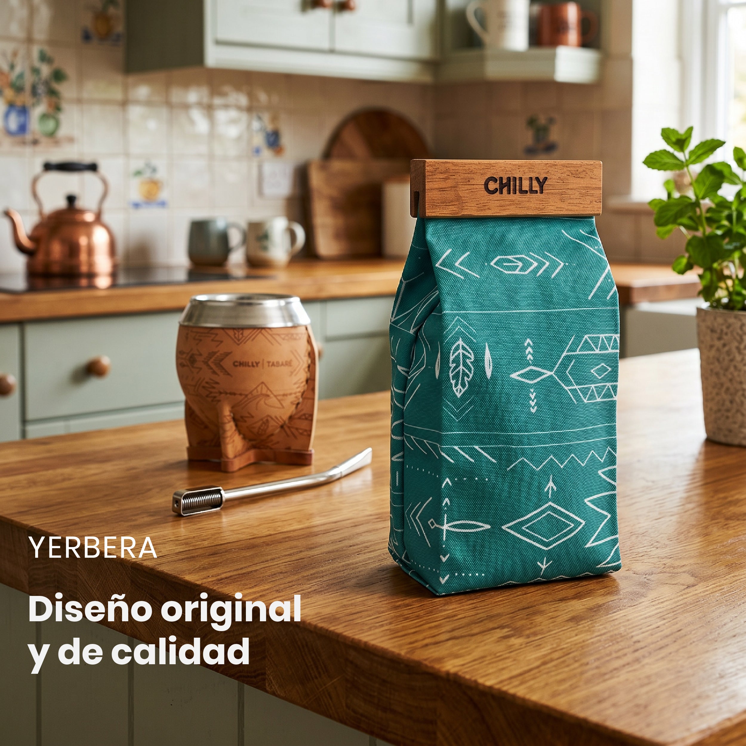Yerbera de tela Indie Chilly en la cocina junto al mate