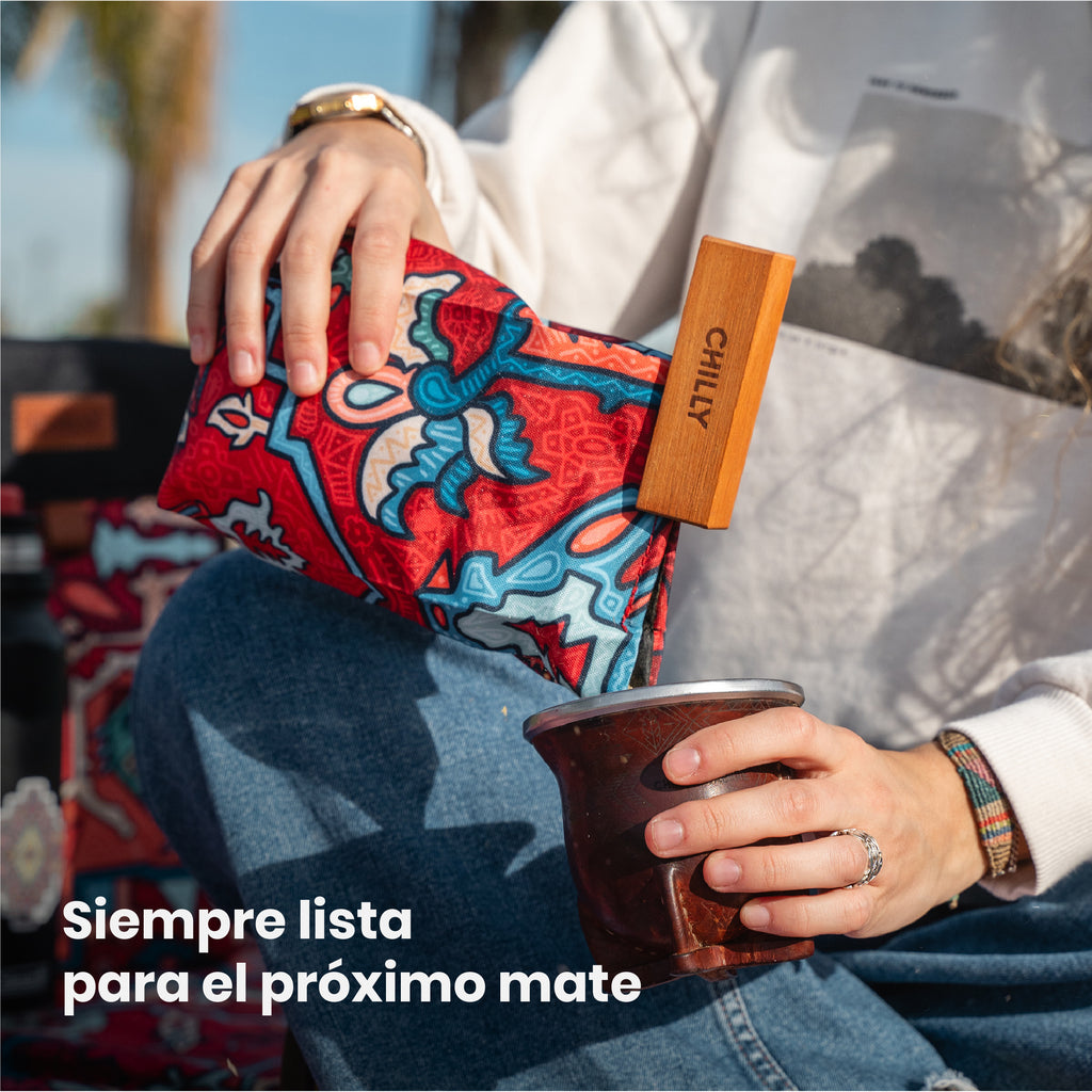 Persona cebando mate con yerbera de tela Chilly diseño Bohemia