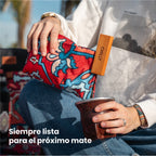 Persona cebando mate con yerbera de tela Chilly diseño Bohemia