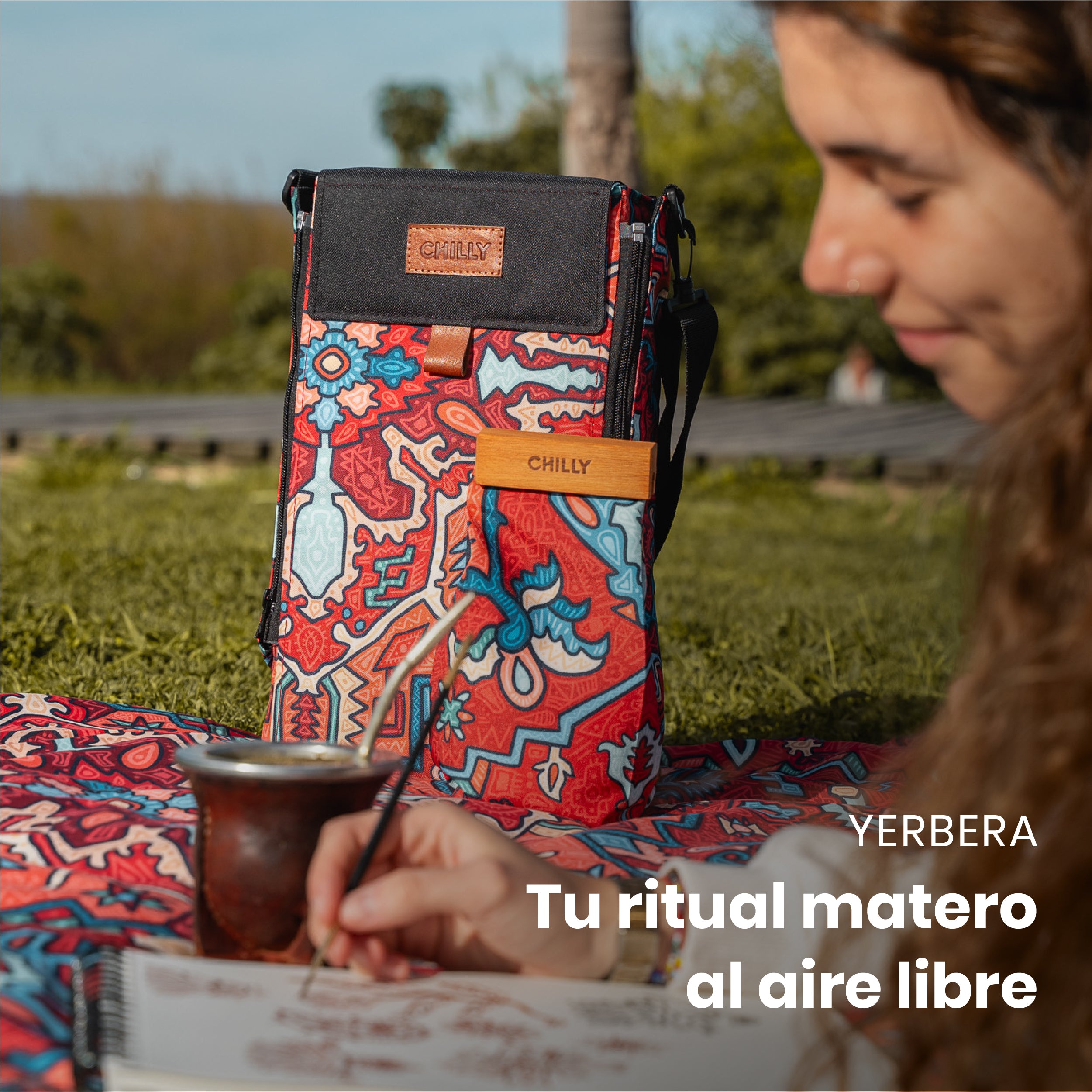 Yerbero Bohemia Chilly junto a bolso matero al aire libre