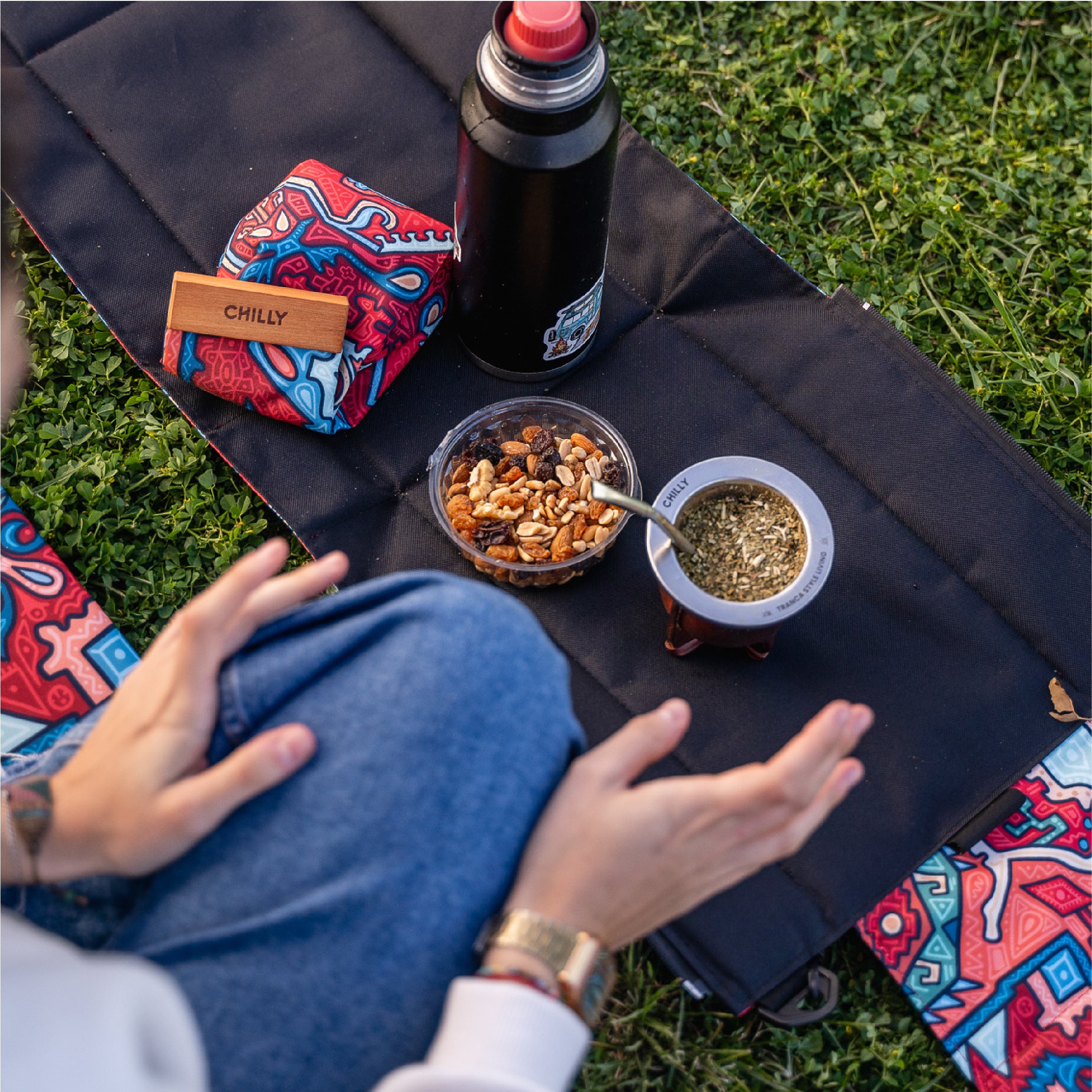 Yerbera de tela Bohemia Chilly en un picnic al aire libre